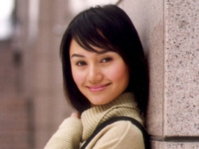2002年,袁泉凭借和倪萍,孙海英联合加盟的励志剧情大片《美丽的大脚》